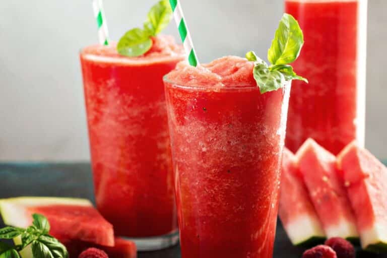 Smoothie pastèque frais avec garniture de basilic.