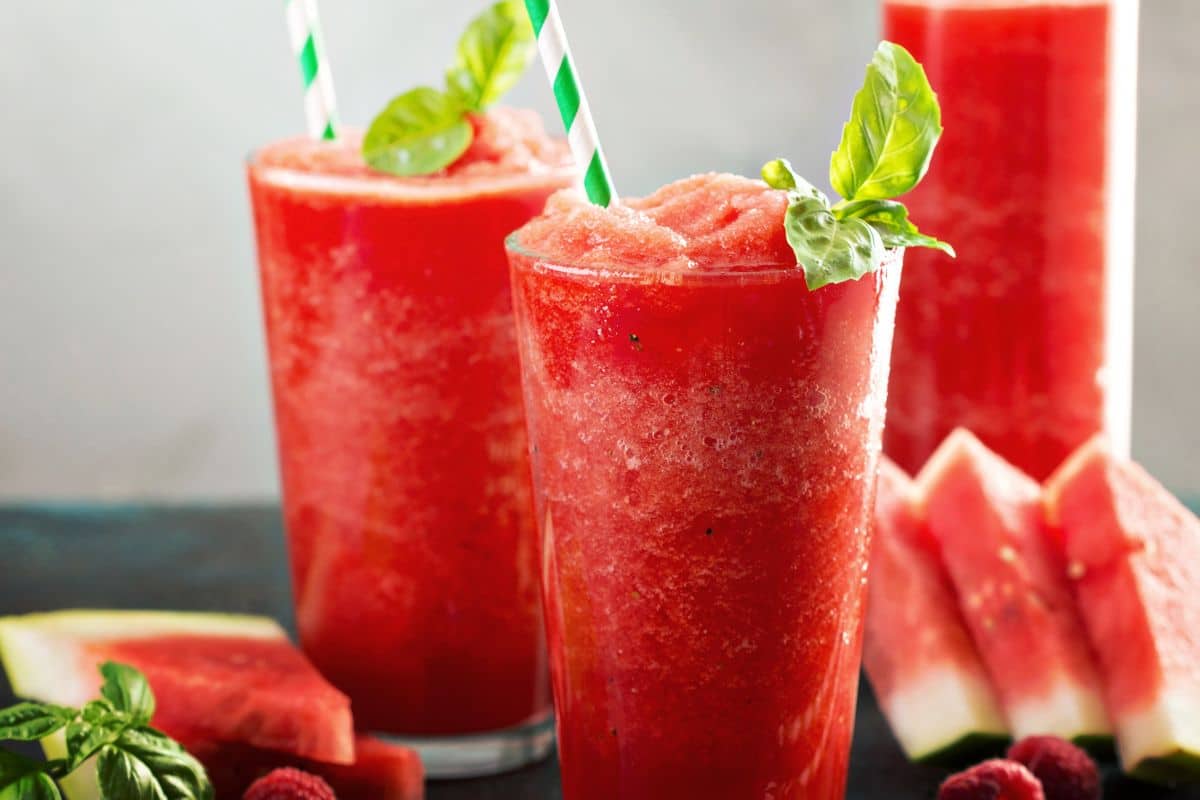 Smoothie pastèque frais avec garniture de basilic.