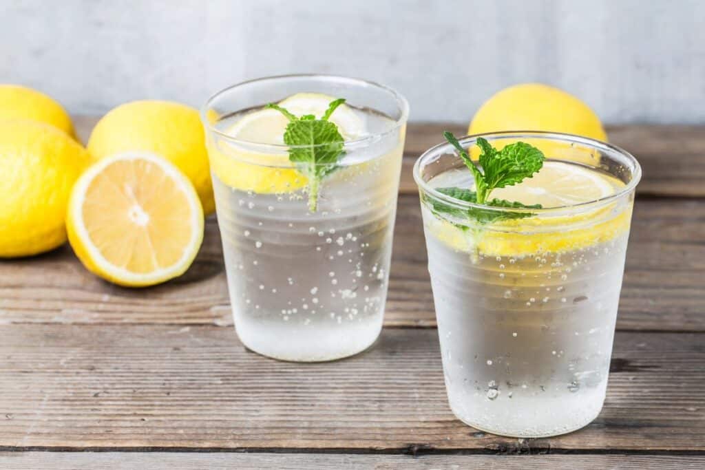 Deux verres de limonade avec feuilles de menthe.