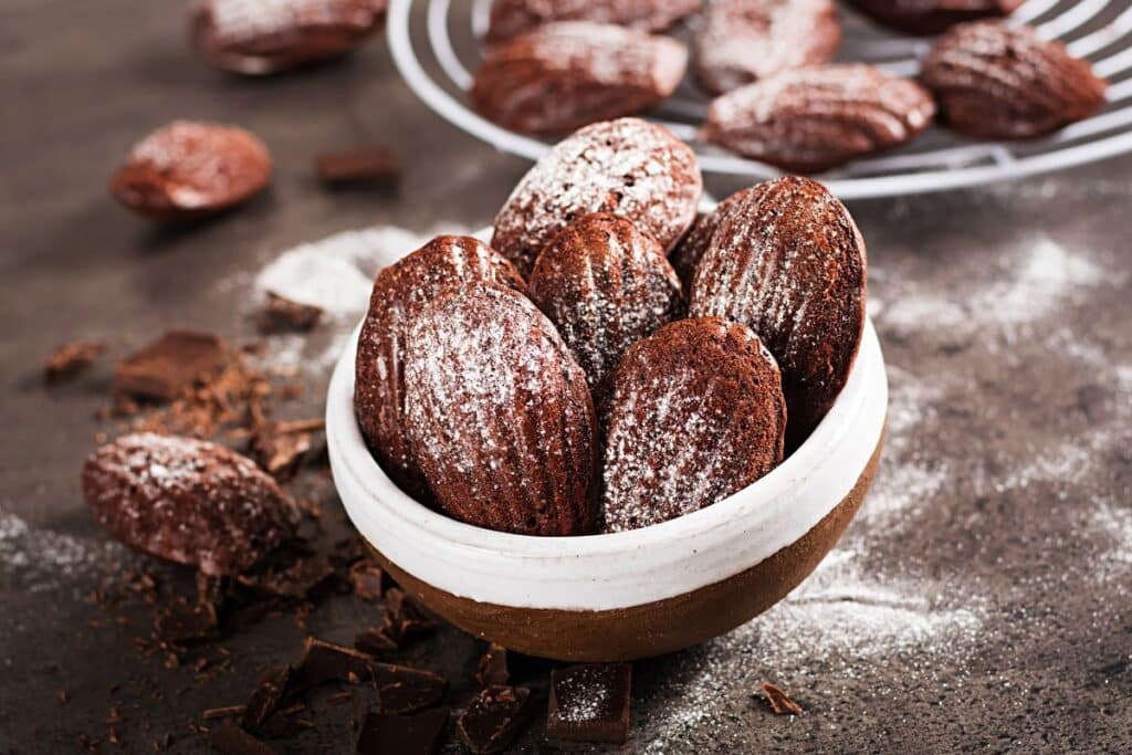 Madeleines au chocolat saupoudrées de sucre glace.