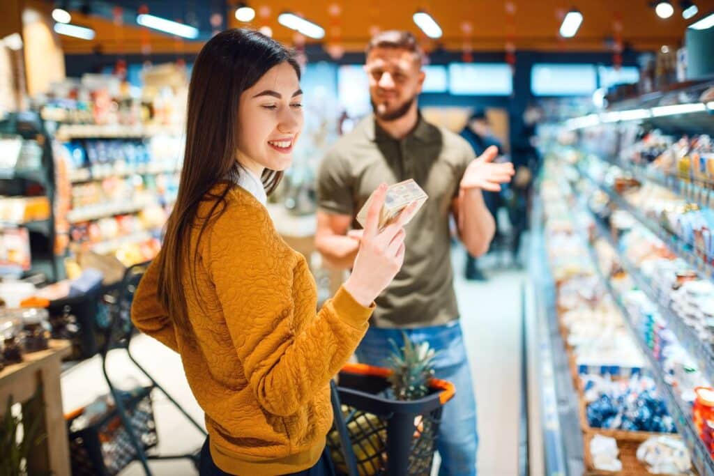 Personnes faisant des courses au supermarché.