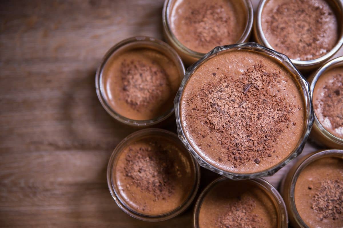 Petits pots de mousse au chocolat garnis de copeaux.