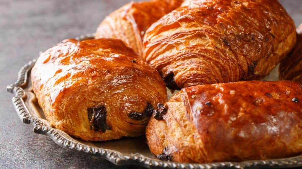 Assortiment de pains au chocolat sur plateau.