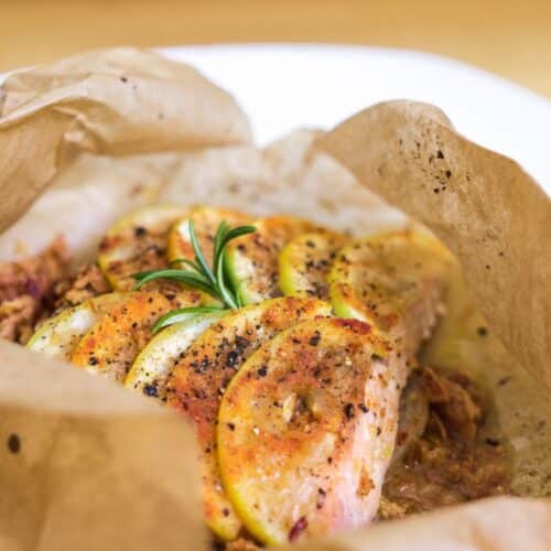Poulet rôti aux herbes et citron en papillote.