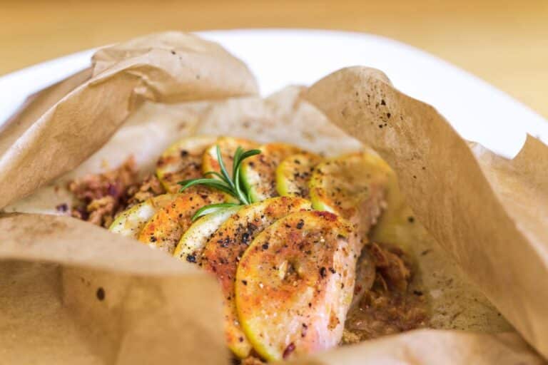 Poulet rôti aux herbes et citron en papillote.