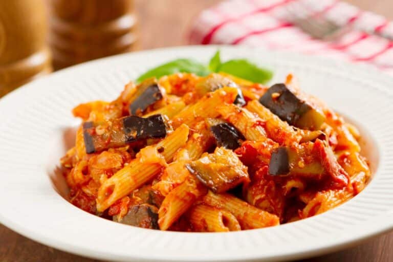 Pâtes aux aubergines et sauce tomate.