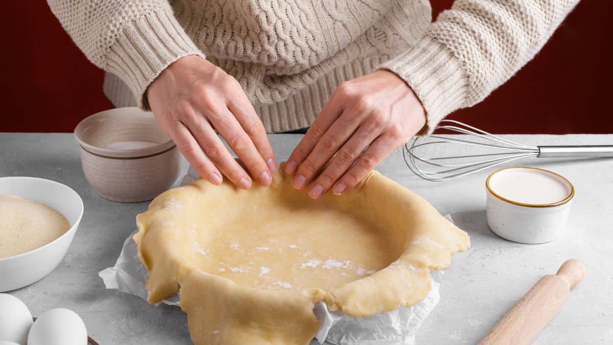Personne préparant une pâte dans un moule.