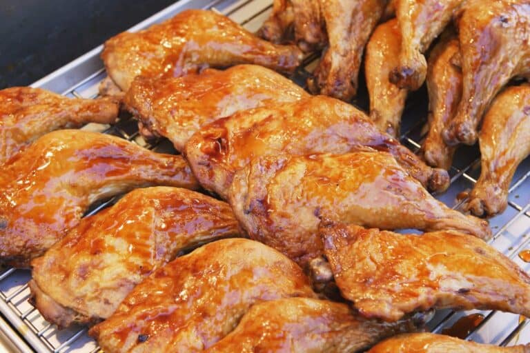 Poulet grillé mariné sur grille.
