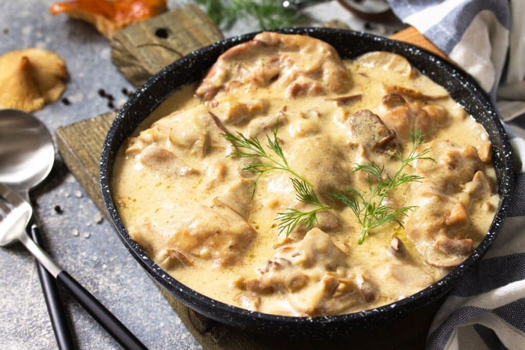 Plat crémeux aux champignons en sauce.