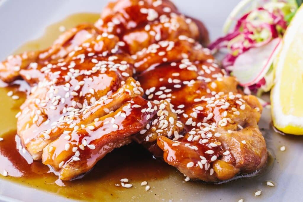 Poulet teriyaki grillé avec graines de sésame.