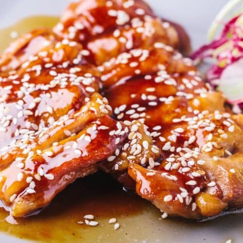 Poulet teriyaki grillé avec graines de sésame.