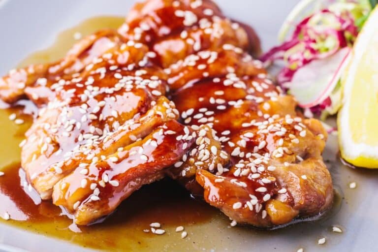 Poulet teriyaki grillé avec graines de sésame.
