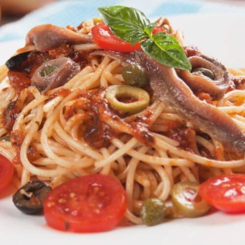 Spaghetti alla puttanesca avec anchois et tomates cerises.