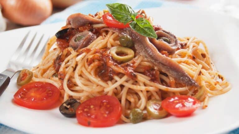 Spaghetti alla puttanesca avec anchois et tomates cerises.