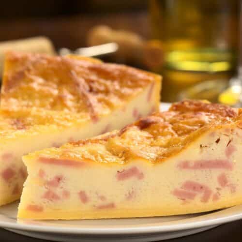 Deux parts de quiche lorraine sur une assiette blanche.