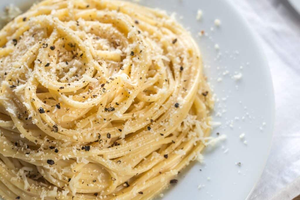 Assiette de spaghetti Cacio e Pepe.