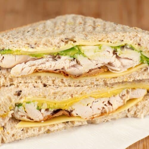 Sandwich au poulet, fromage et avocat empilé
