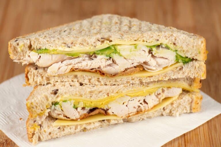 Sandwich au poulet, fromage et avocat empilé