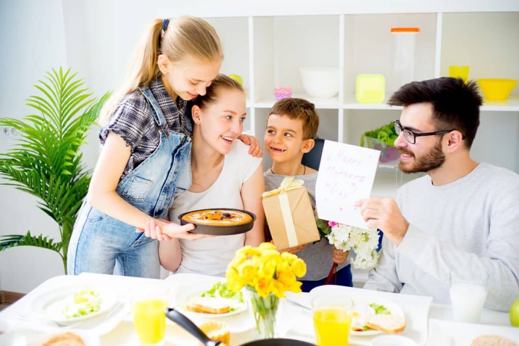 Famille célébrant la fête des mères autour d'un repas.