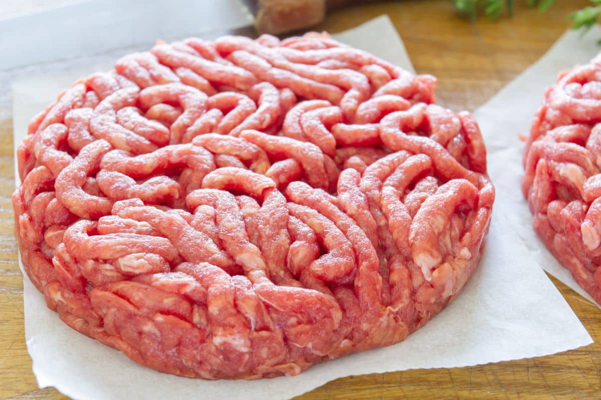Viande hachée crue sur papier sulfurisé.