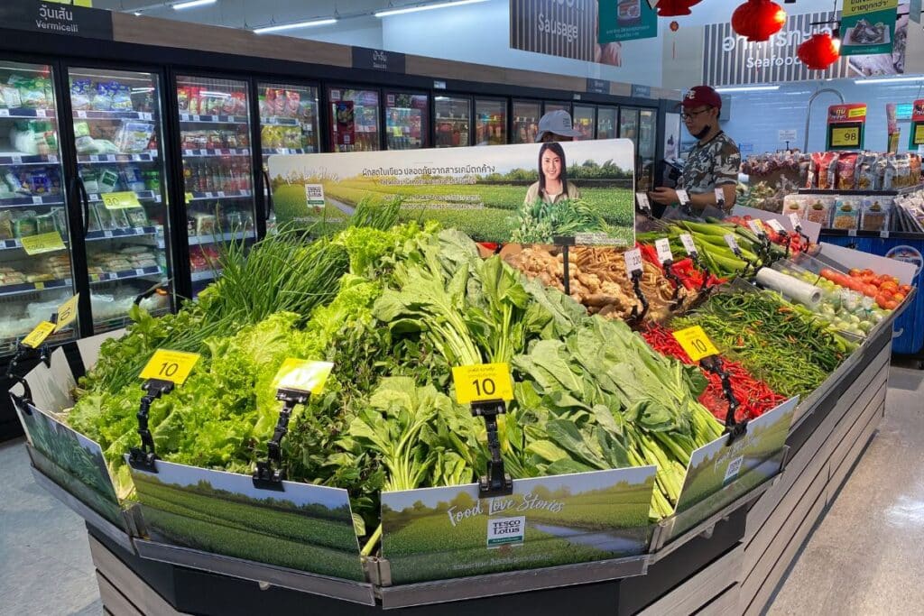 Étalage de légumes frais en supermarché.