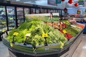 Étalage de légumes frais en supermarché.