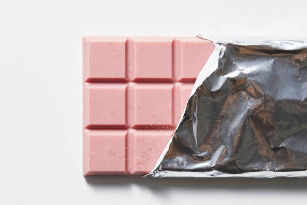 Tablette de chocolat rose partiellement déballée
