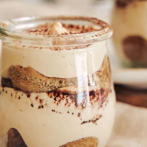 Tiramisu en verrine, crème et cacao superposés.