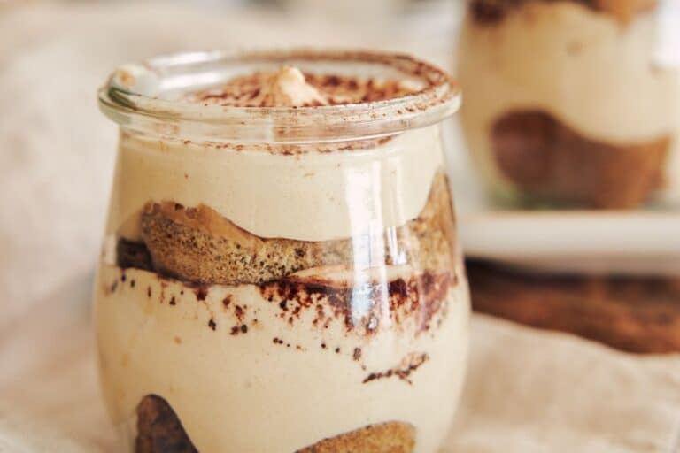 Tiramisu en verrine, crème et cacao superposés.