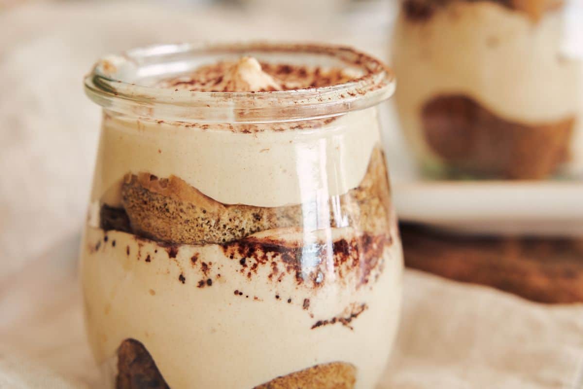 Tiramisu en verrine, crème et cacao superposés.