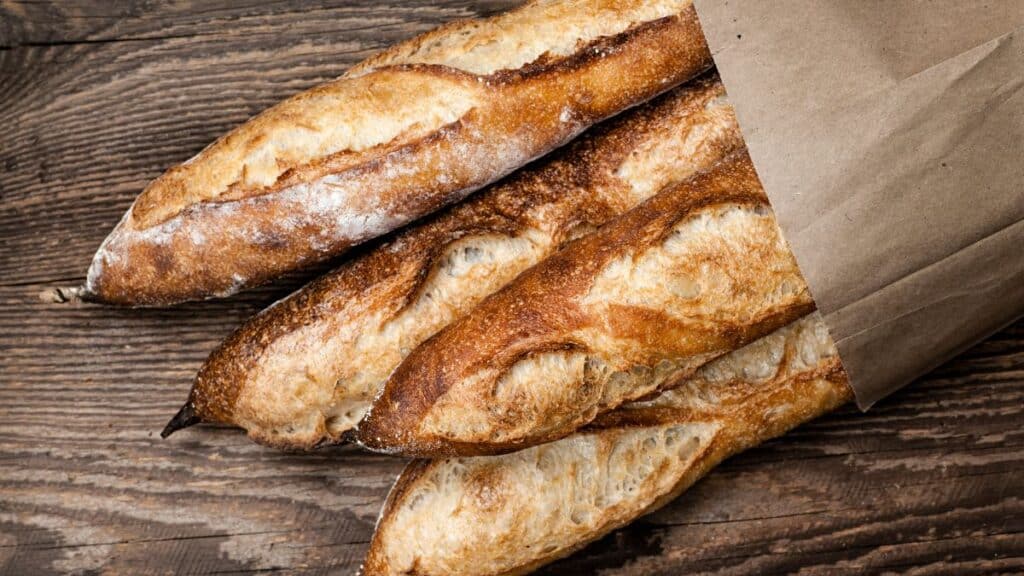 Baguettes fraîches dans un sac en papier.