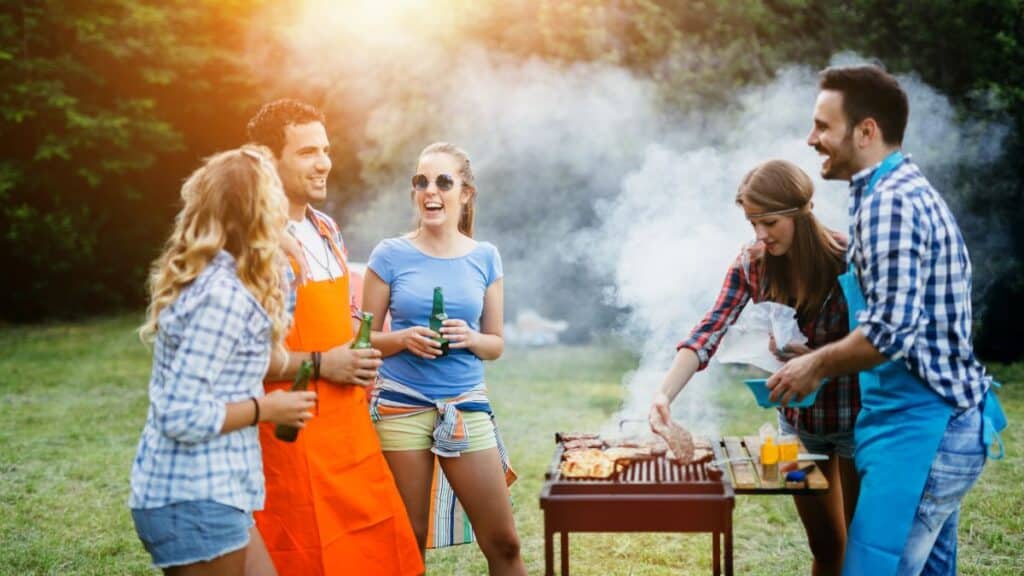 Personnes profitant d'un barbecue en plein air.