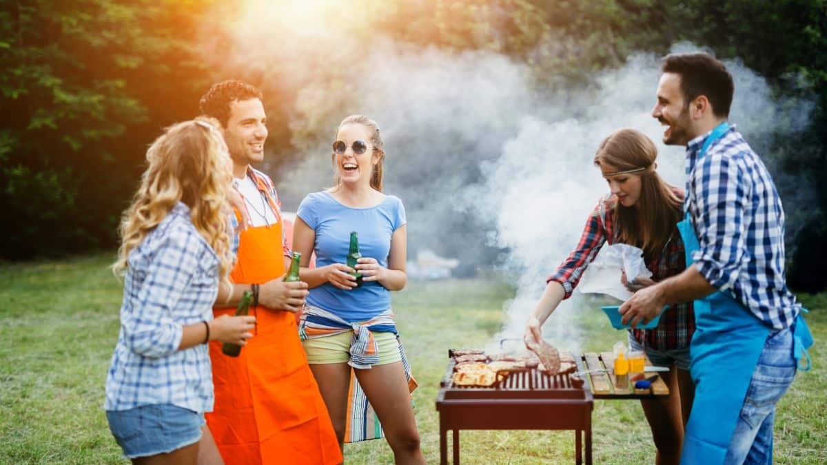 Personnes profitant d'un barbecue en plein air.