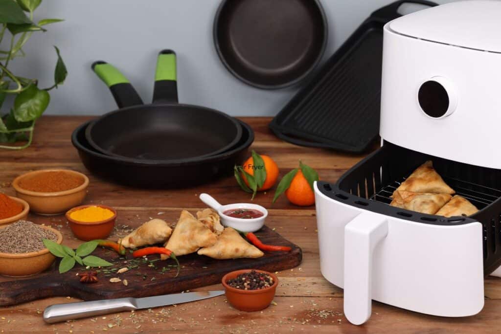 Friteuse à air avec samoussas et épices.