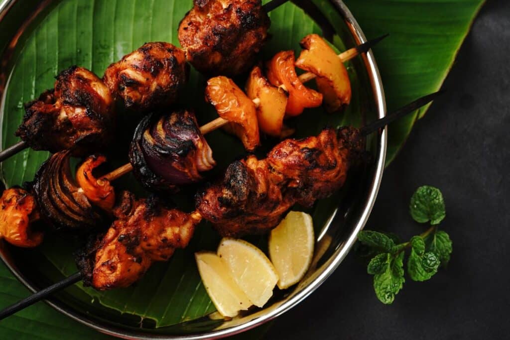 Brochettes de poulet grillé avec citron.