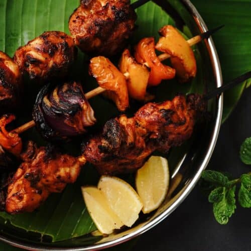 Brochettes de poulet grillé avec citron.