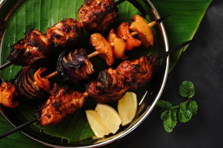 Brochettes de poulet grillé avec citron.