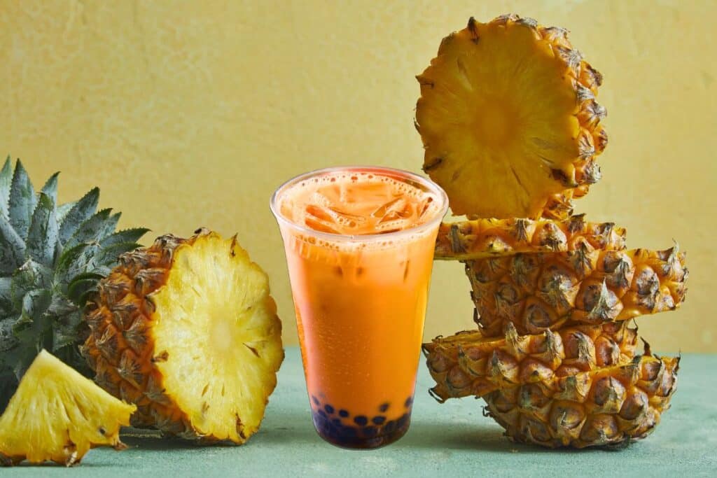 Boisson thé aux perles avec ananas frais tranché.