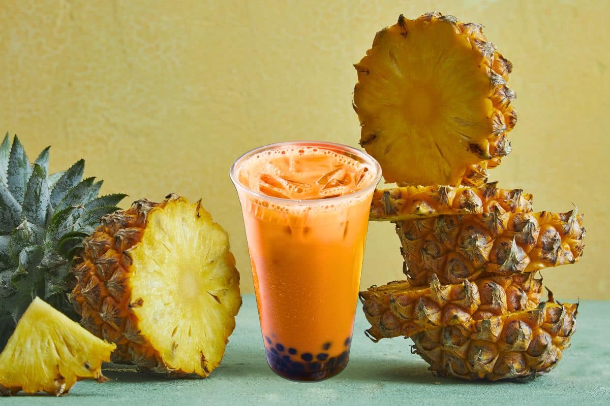 Boisson thé aux perles avec ananas frais tranché.