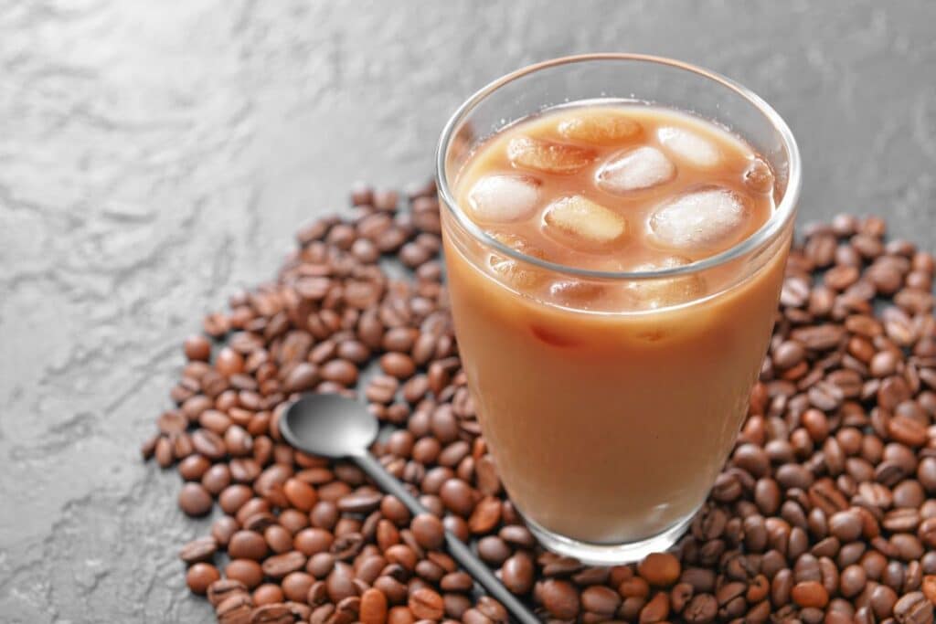 Café glacé avec glaçons et grains de café.