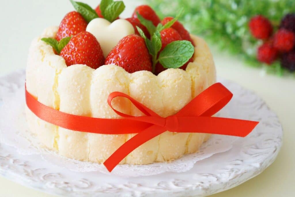 Gâteau aux fraises et ruban rouge.
