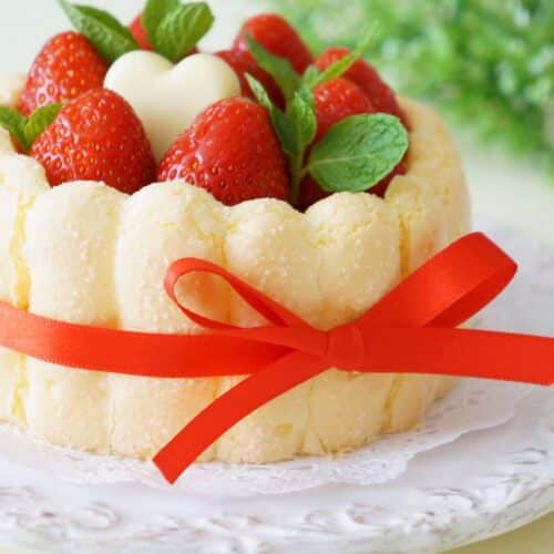 Gâteau aux fraises et ruban rouge.