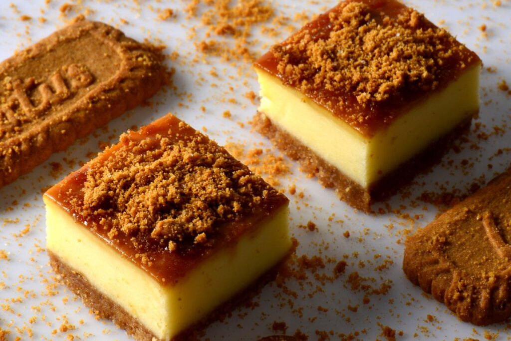 Gâteaux au spéculoos sur une assiette blanche.