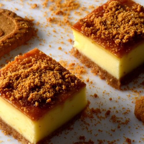 Gâteaux au spéculoos sur une assiette blanche.