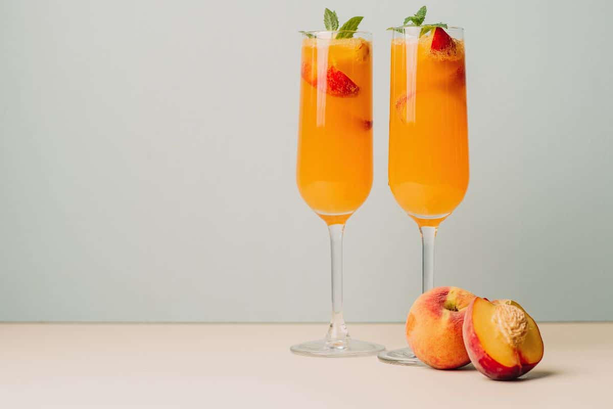 Cocktails à la pêche et pêches fraîches