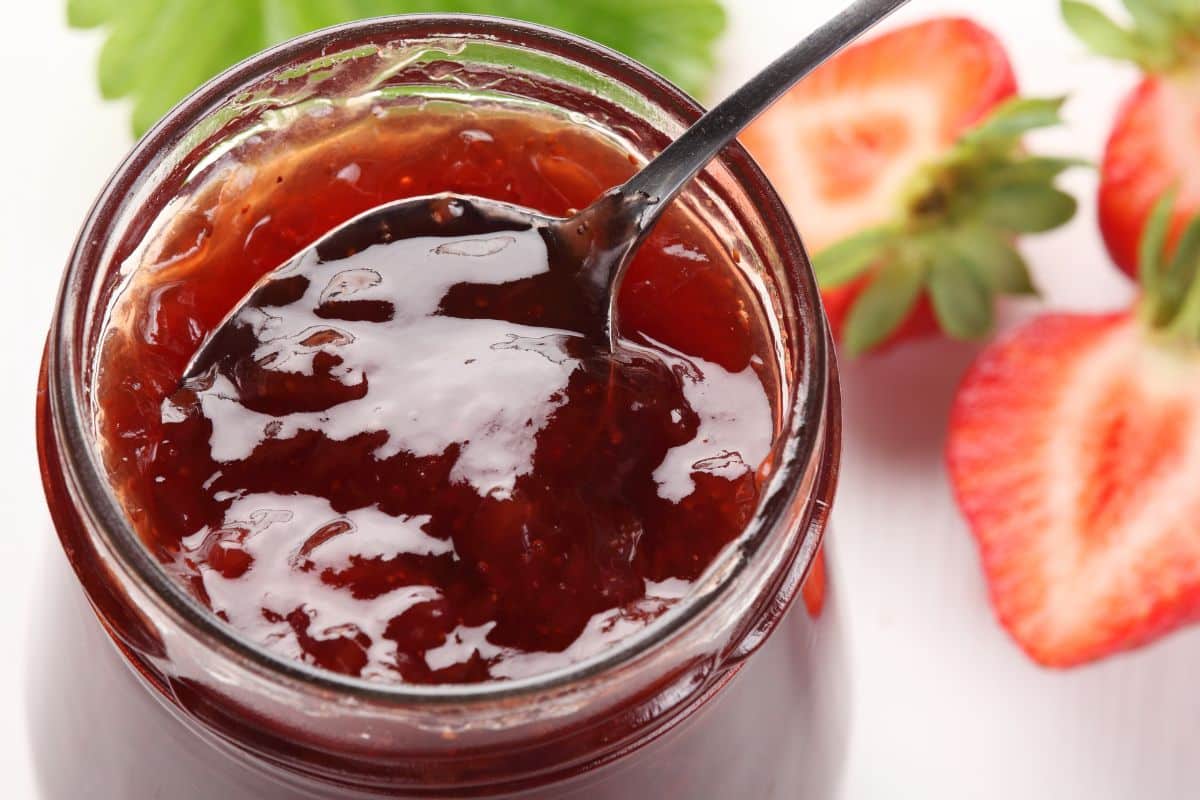 Confiture de fraises avec fraises fraîches