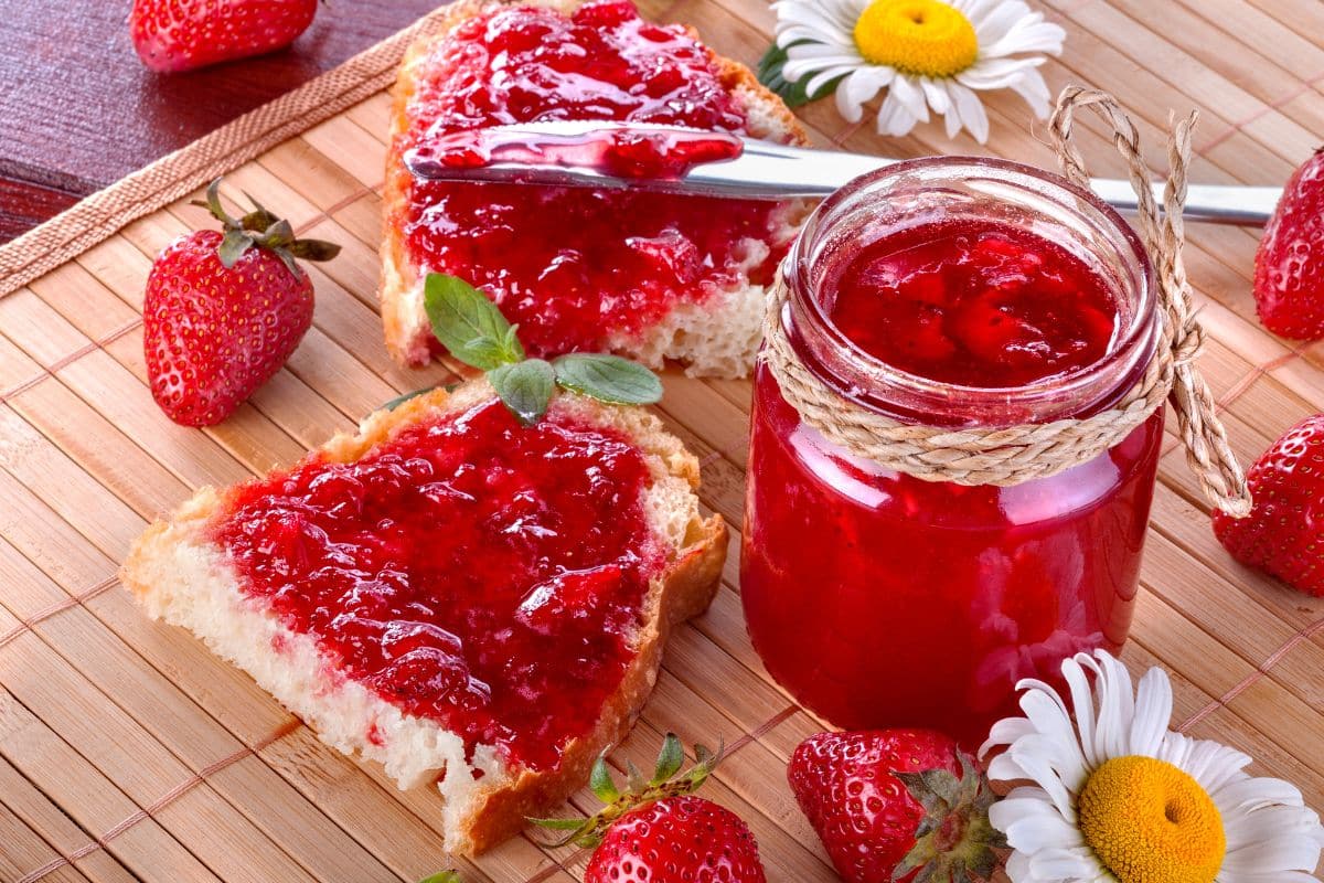 Confiture de fraise sur pain avec fraises fraîches.