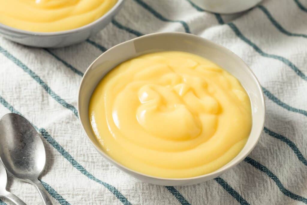 Bol de crème dessert vanille jaune