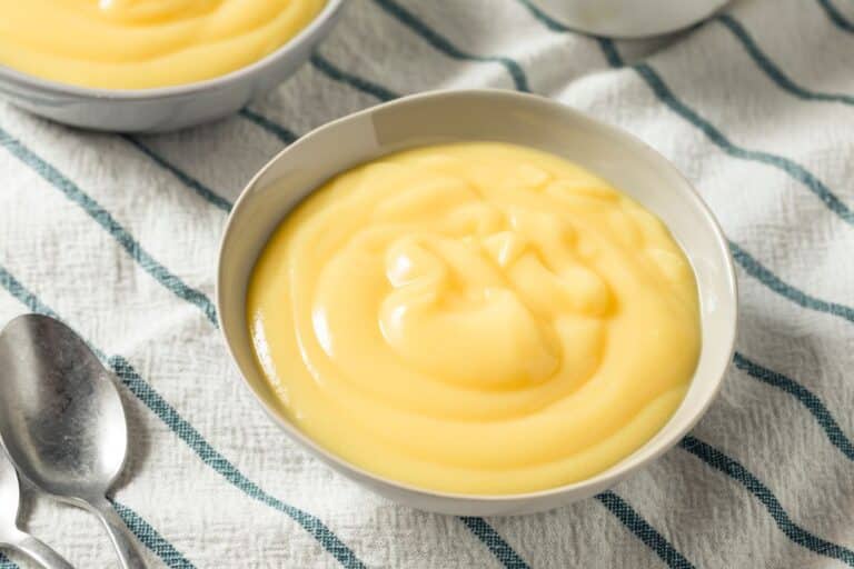 Bol de crème dessert vanille jaune