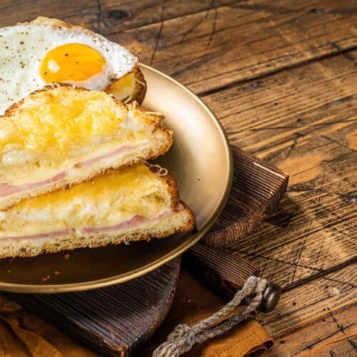 Croque-madame avec oeuf et herbe aromatique.